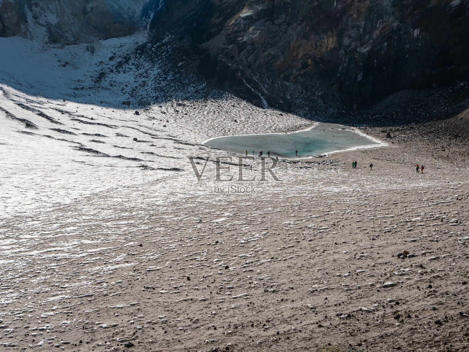 穆特诺夫斯基火山的蓝色湖泊。俄罗斯堪察加半岛。照片摄影图片