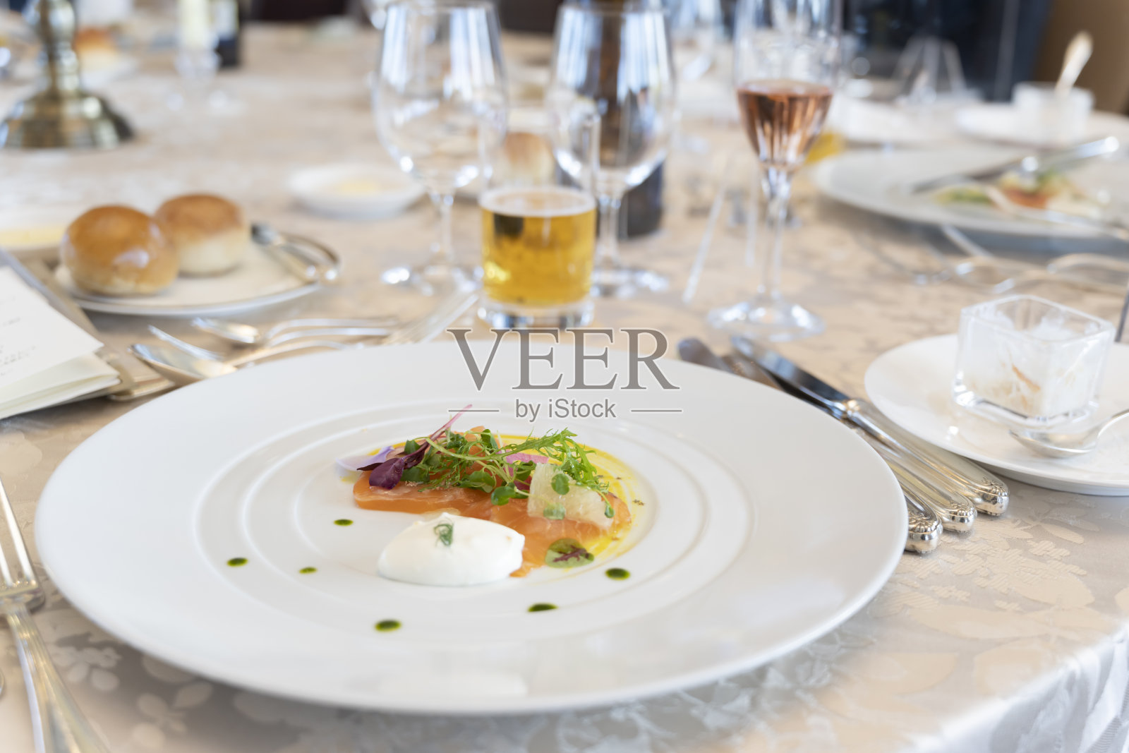 卤汁鲑鱼和宴会用具照片摄影图片