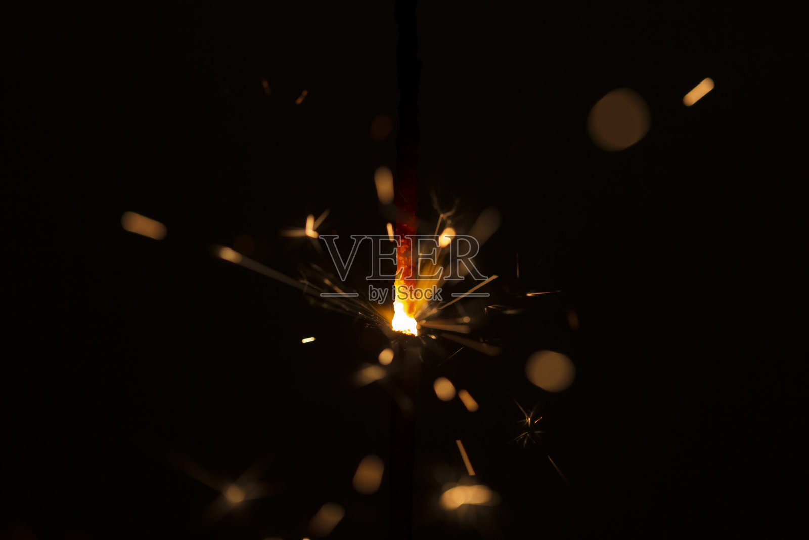 在黑暗中燃烧的火花照片摄影图片