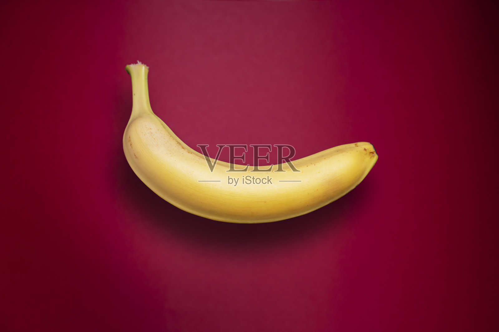 美味的新鲜香蕉与阴影在红色的背景。照片摄影图片