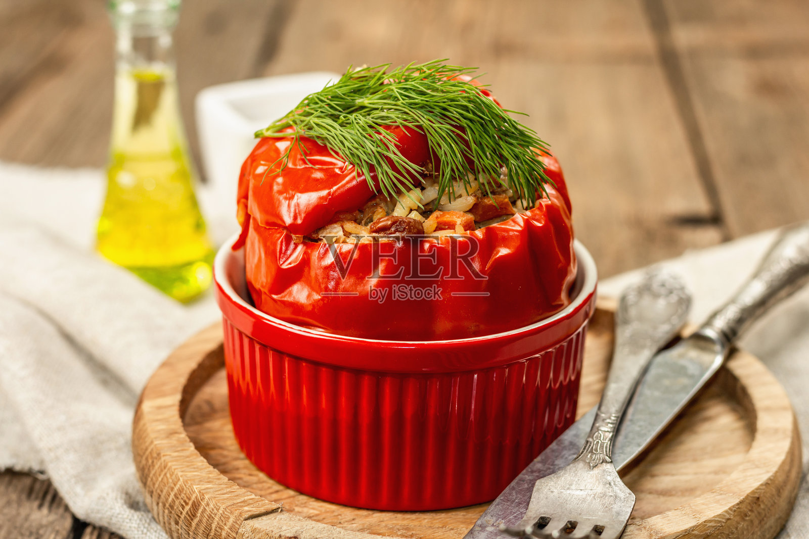 自制肉和米饭馅青椒。橄榄油，酱汁，餐具。照片摄影图片