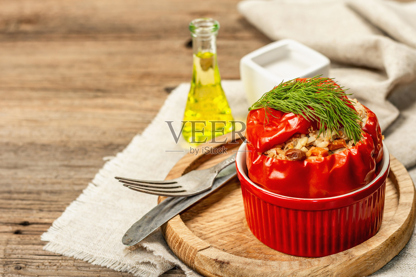 自制肉和米饭馅青椒。橄榄油，酱汁，餐具。照片摄影图片