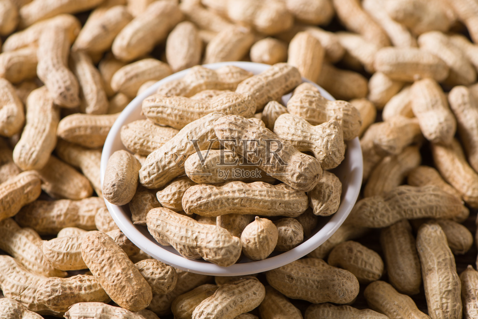 红色剥皮干花生在木材背景特写照片摄影图片