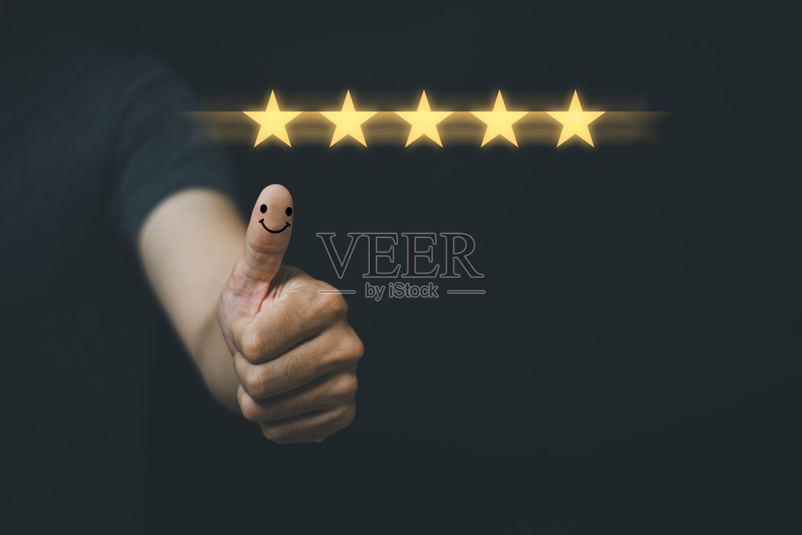 商人在虚拟触摸屏上按压微笑表情图标。客户服务评价理念。照片摄影图片