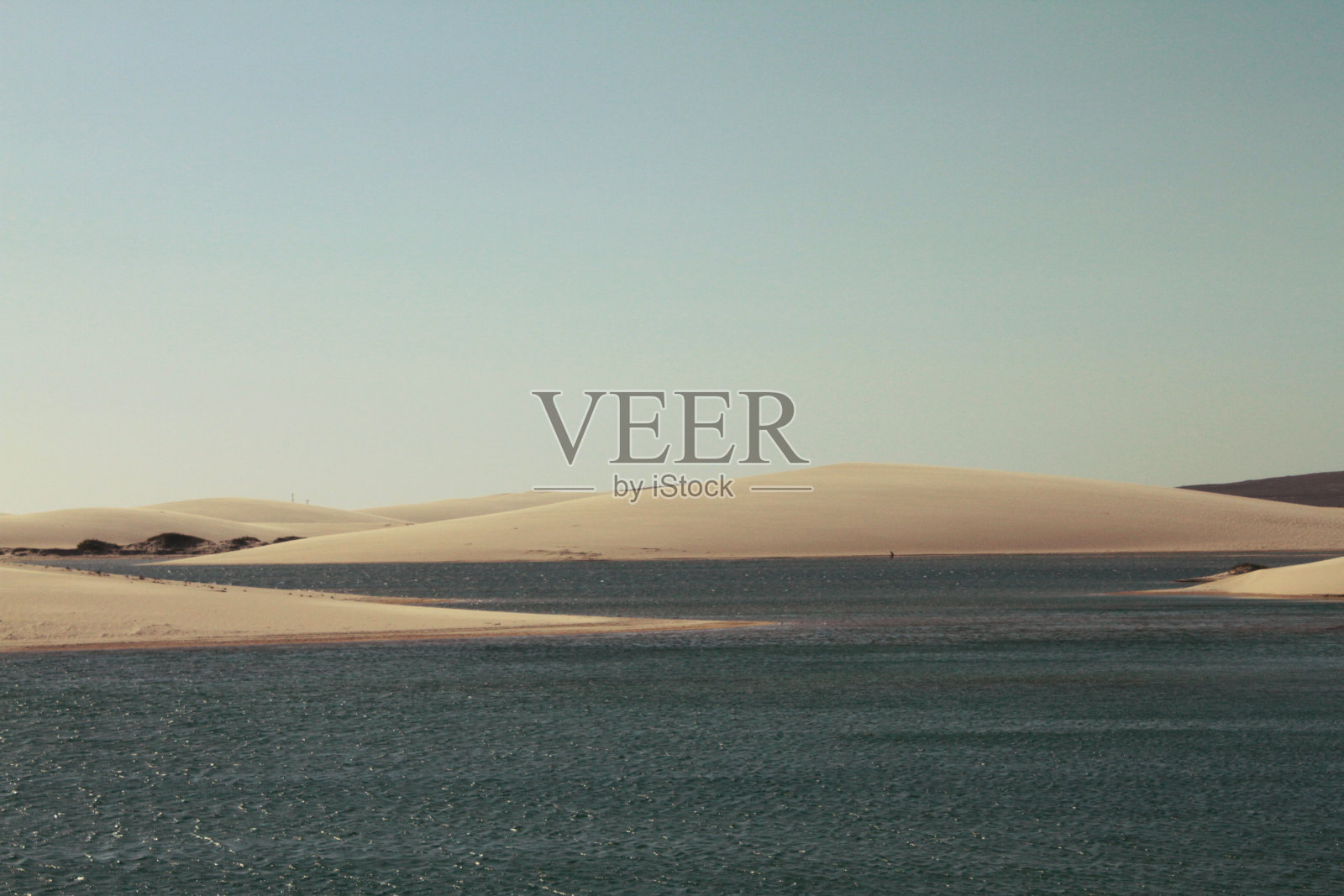 走在沙丘上照片摄影图片