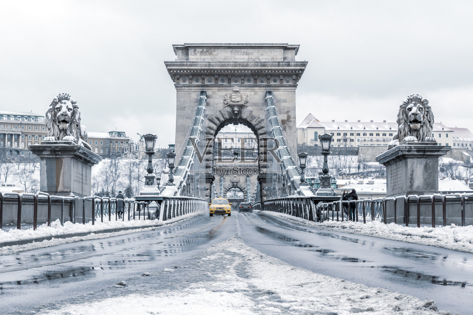 冬天在匈牙利布达佩斯的铁链桥上行驶的汽车照片摄影图片