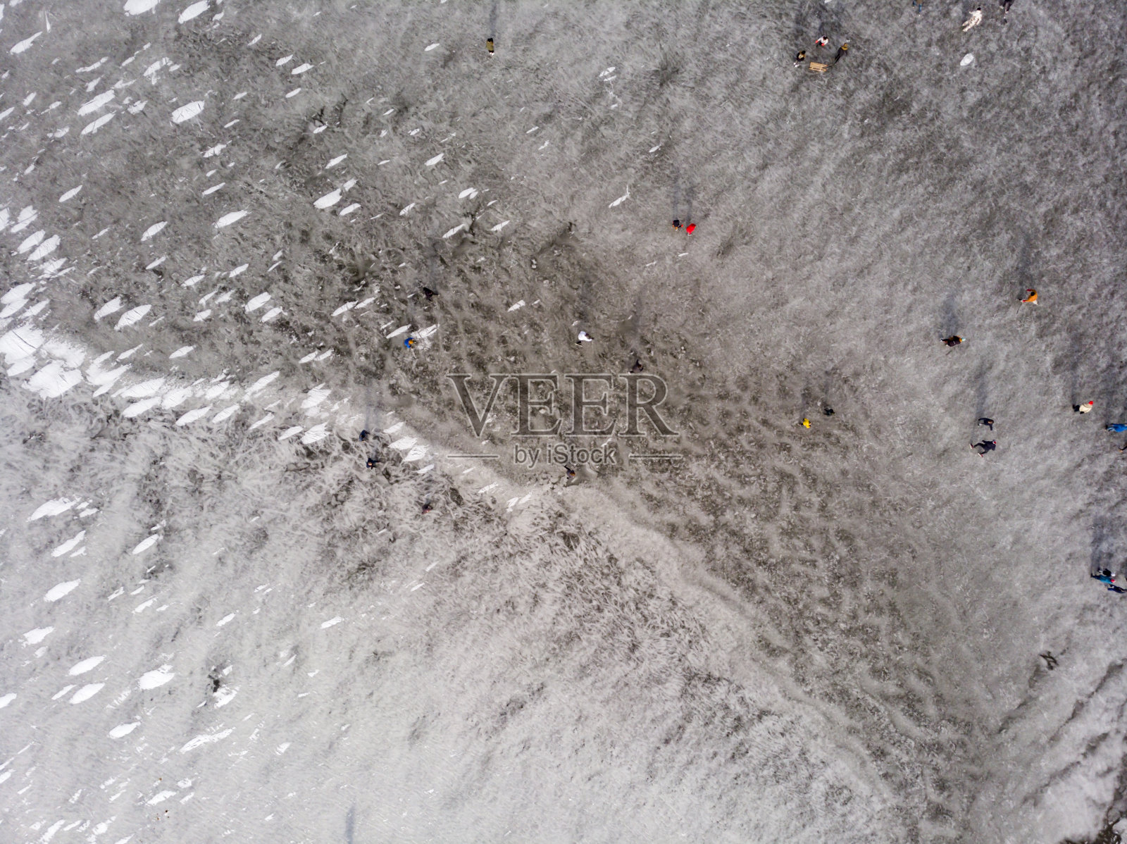 在荷兰，冬天在结冰的湖面上滑冰的人们照片摄影图片