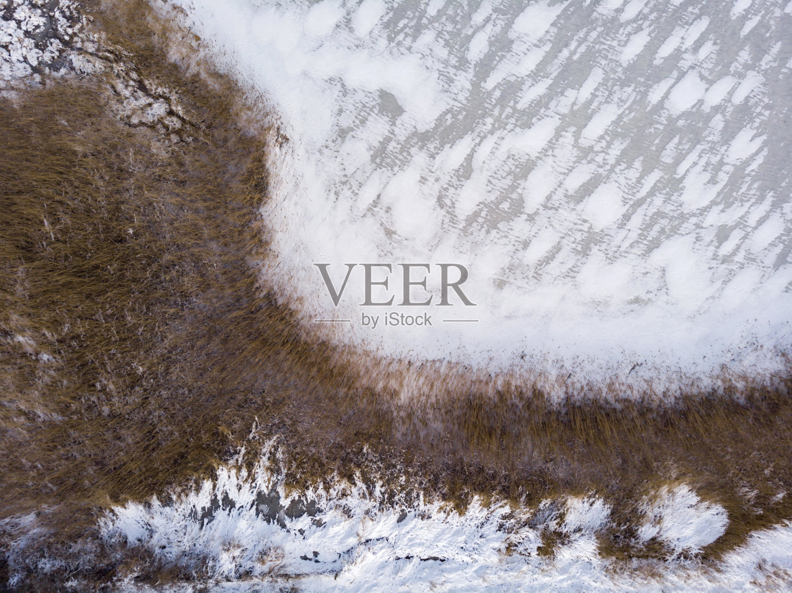 在荷兰，冬天在结冰的湖面上滑冰的人们照片摄影图片