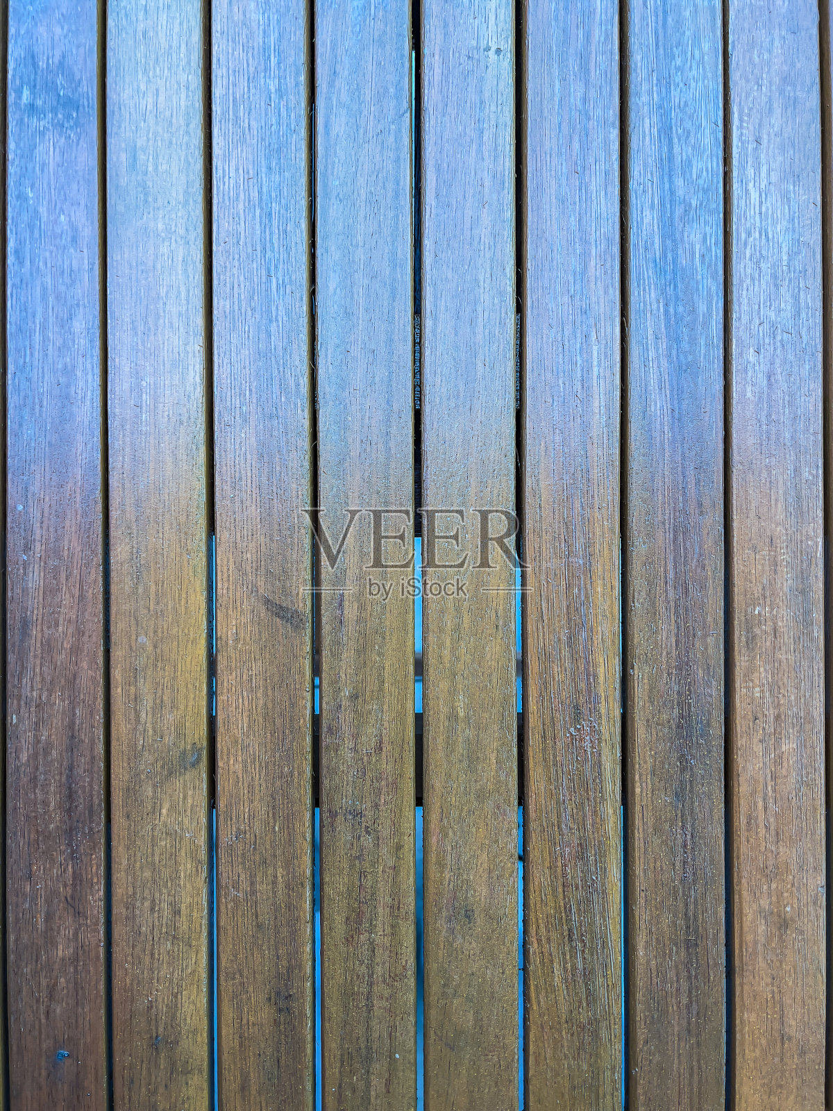 潮湿的轻木花园的桌子。照片摄影图片