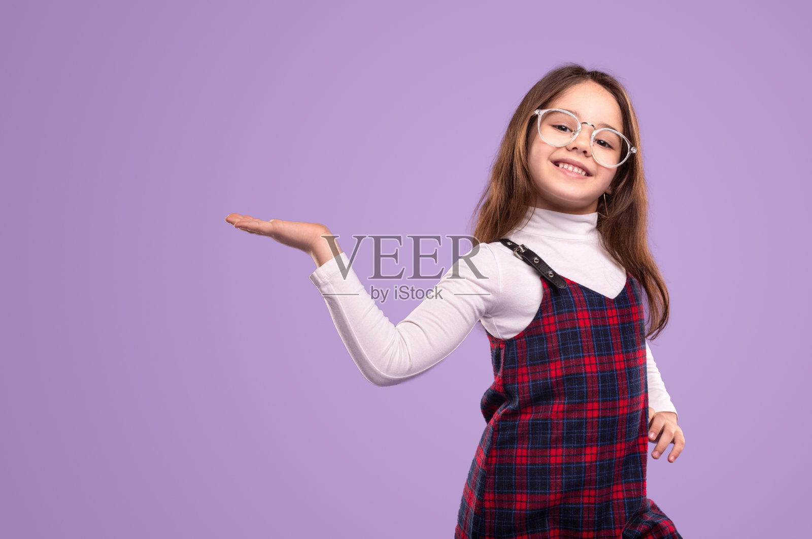 一个兴高采烈的女学生指着一片空地照片摄影图片