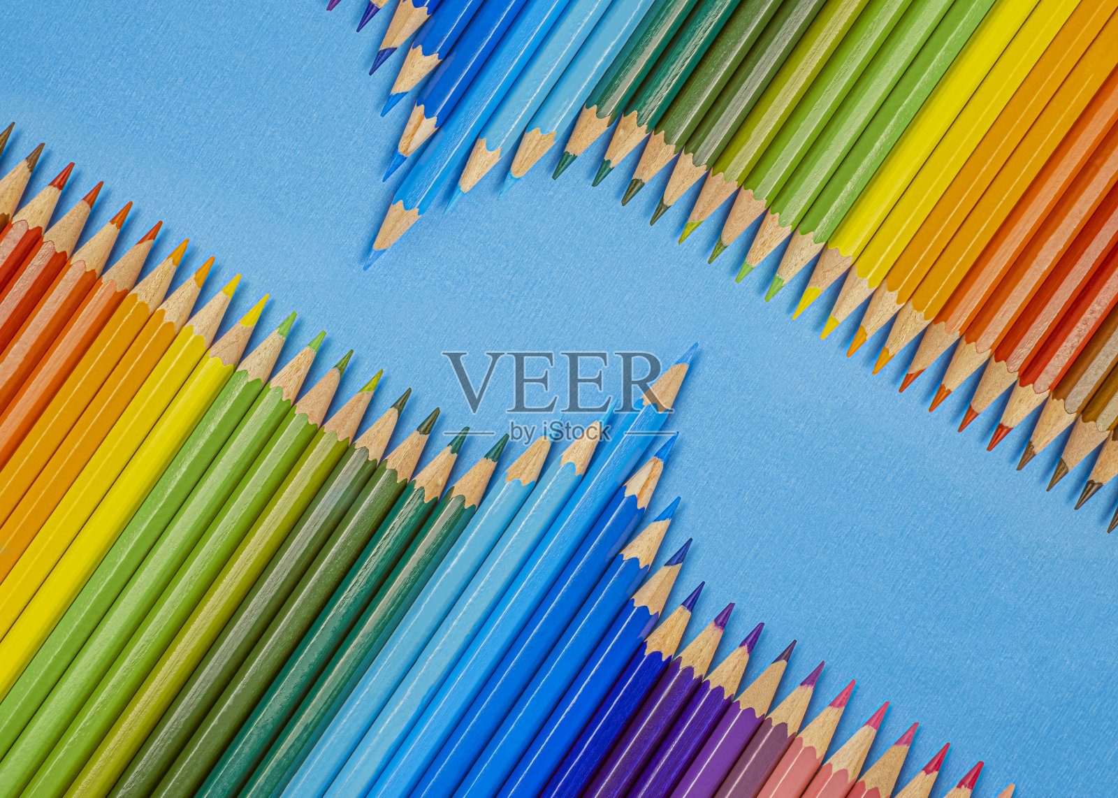 彩色铅笔排成一排的特写和在背景复制空间上的抽象形状照片摄影图片