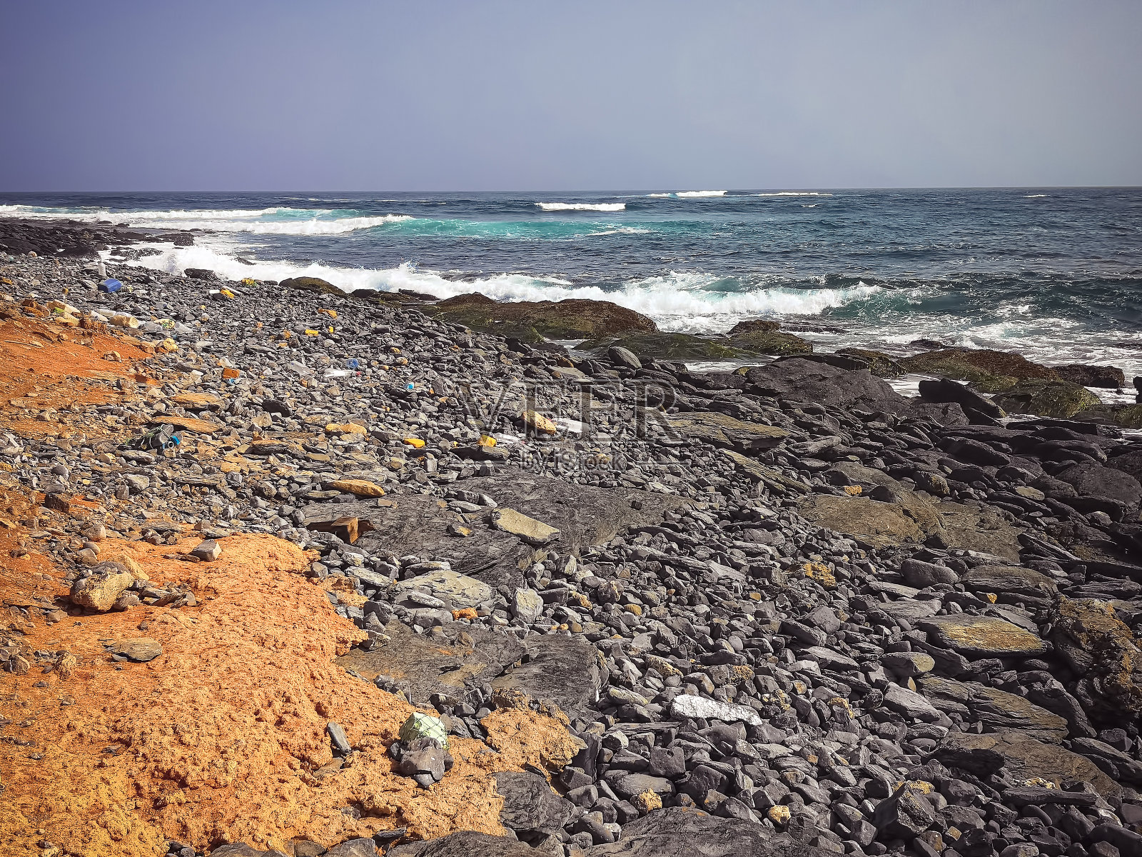 海岸线上的橙色沙子照片摄影图片