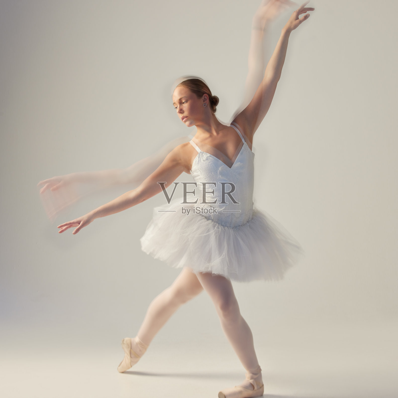 一个年轻漂亮的芭蕾舞演员在舞蹈工作室排练照片摄影图片