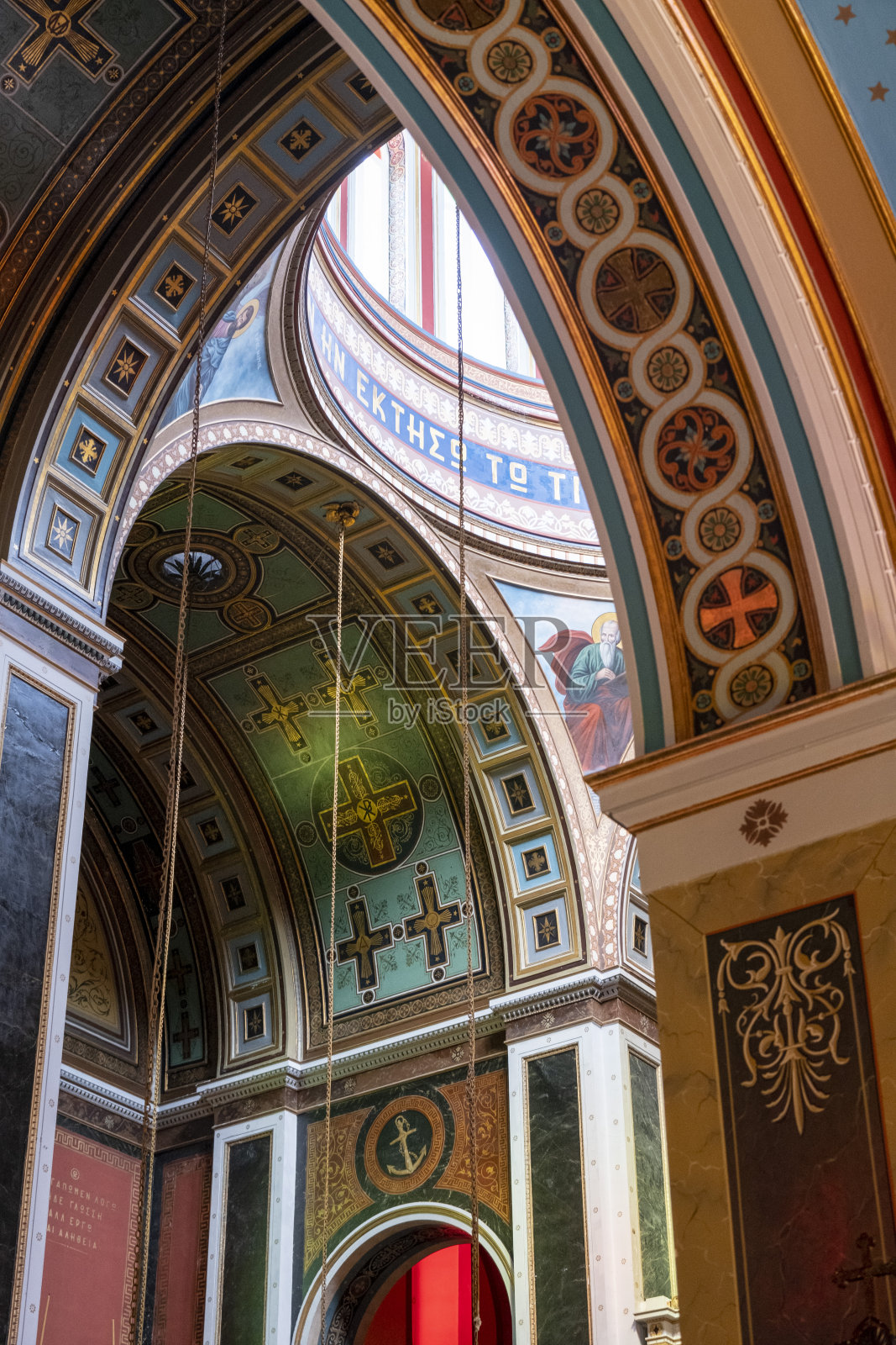 从下面俯瞰装饰华丽的教堂天花板照片摄影图片