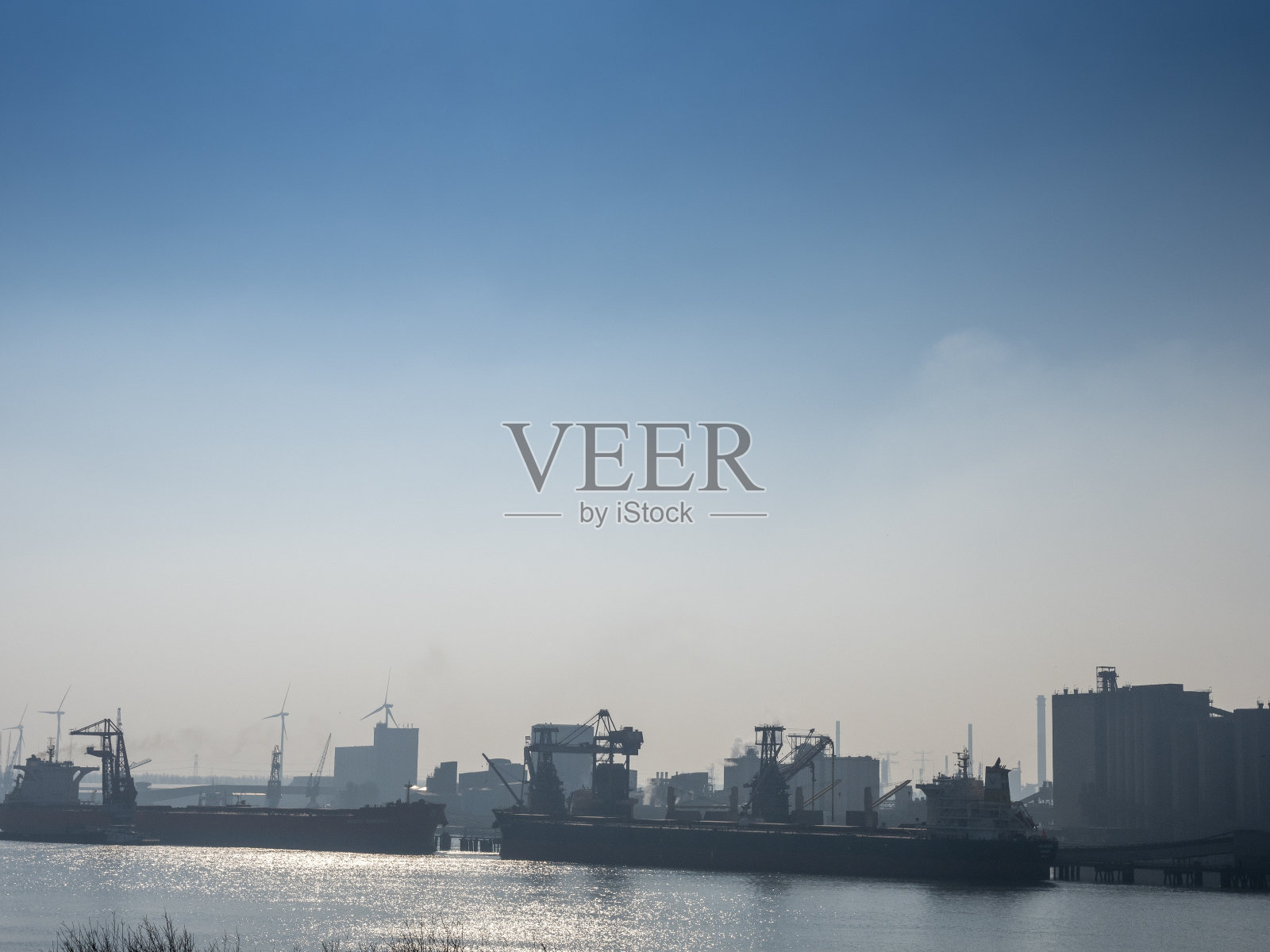 装货谷物，货船在鹿特丹港口的谷物码头黎明照片摄影图片