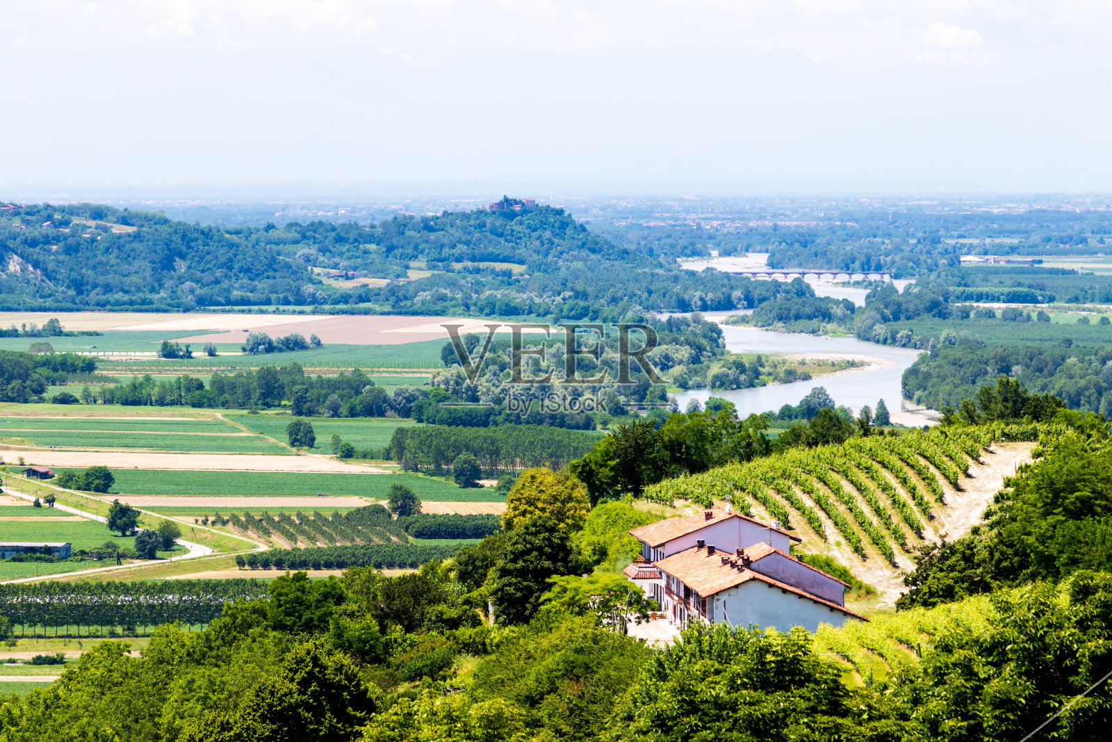 加比亚诺·蒙费拉托，亚历山德里亚，皮埃蒙特，意大利- 2021年6月10日:景观视图照片摄影图片