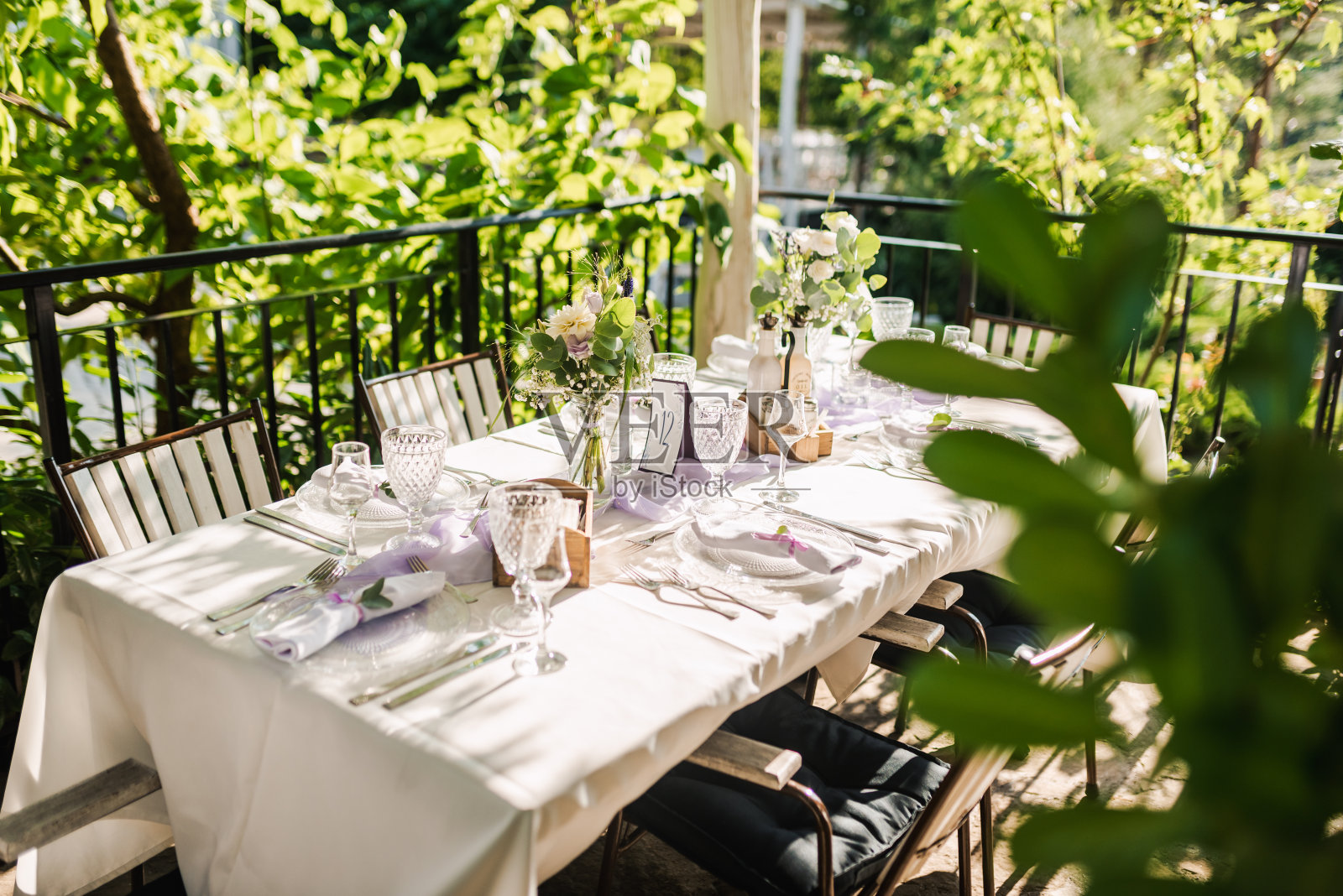 装饰精美的午餐桌。照片摄影图片