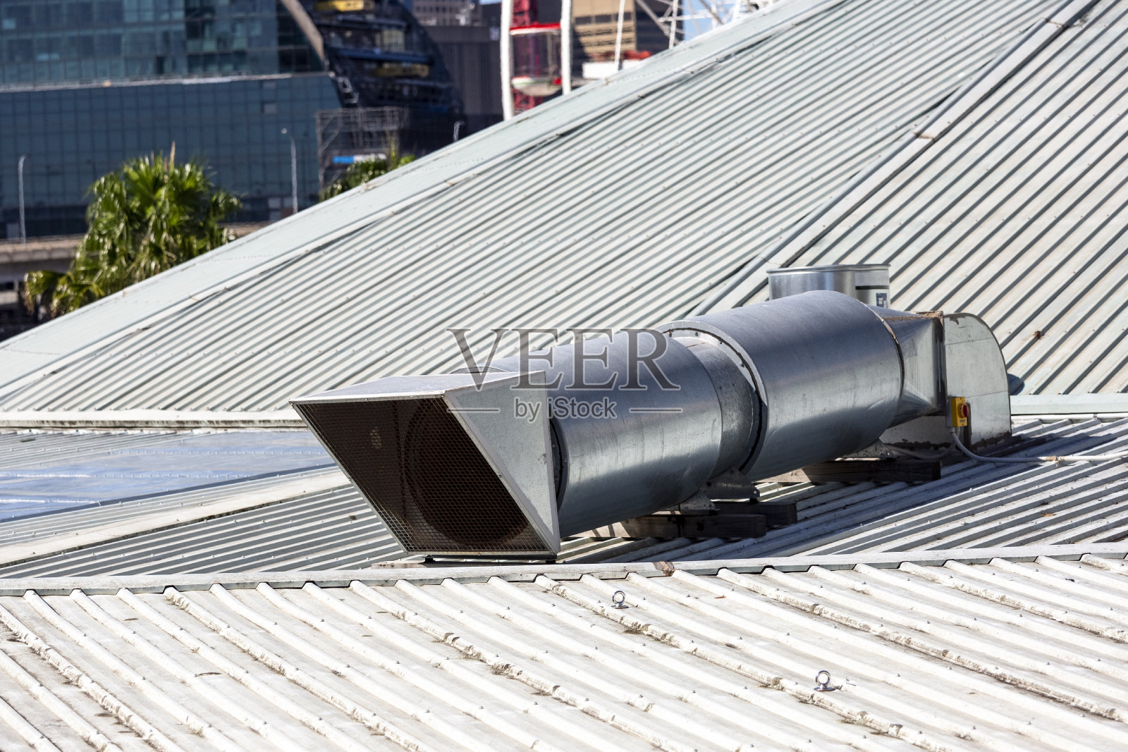 镀锌空调出口瓦楞铁屋顶，背景与复制空间照片摄影图片