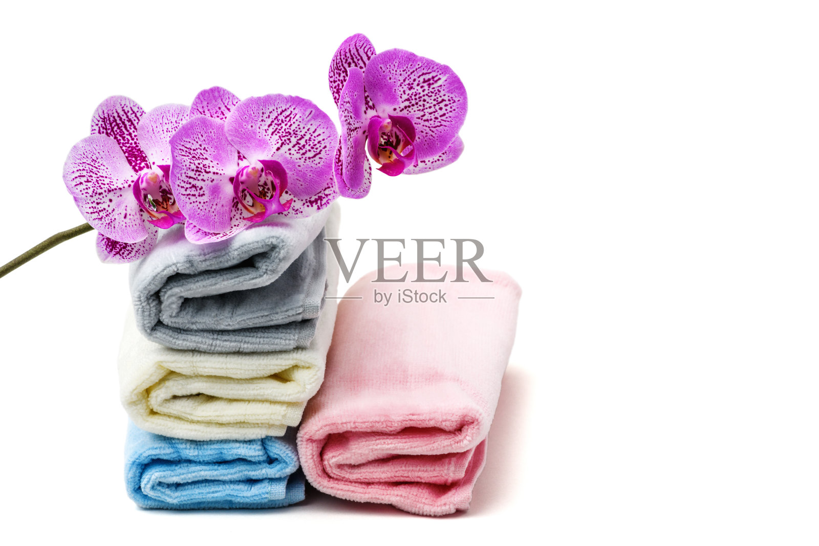 兰花花和毛巾上的白色孤立的背景。温泉,放松的概念照片摄影图片