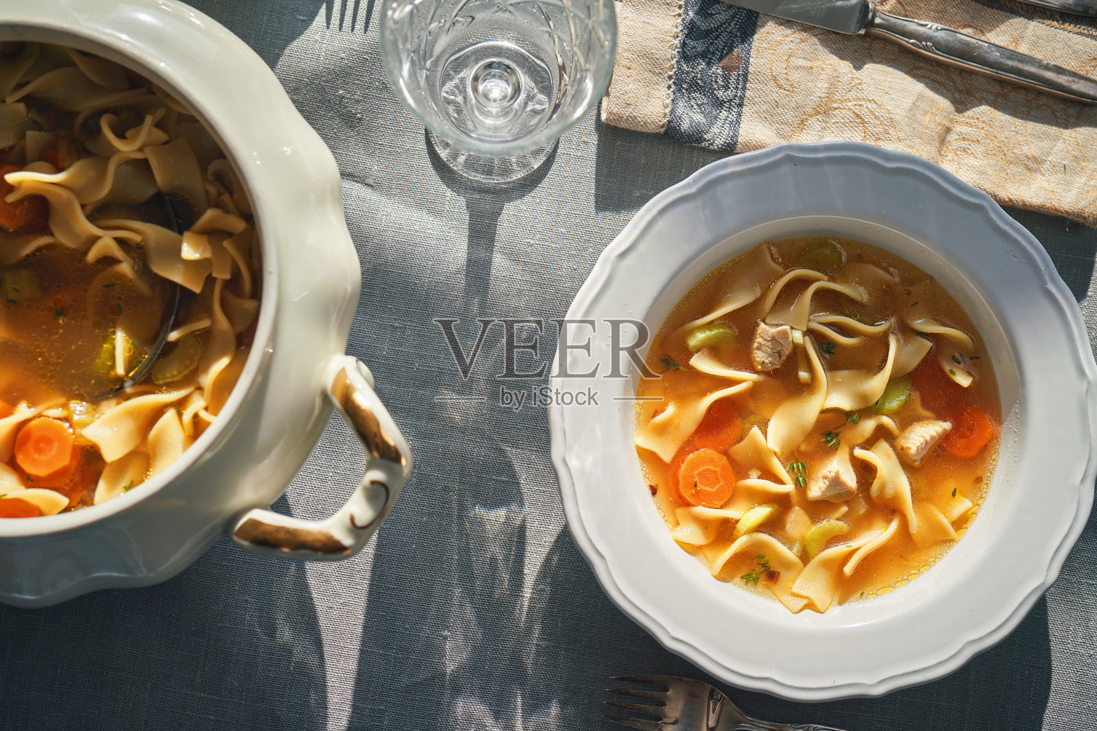 新鲜蔬菜鸡汤面照片摄影图片