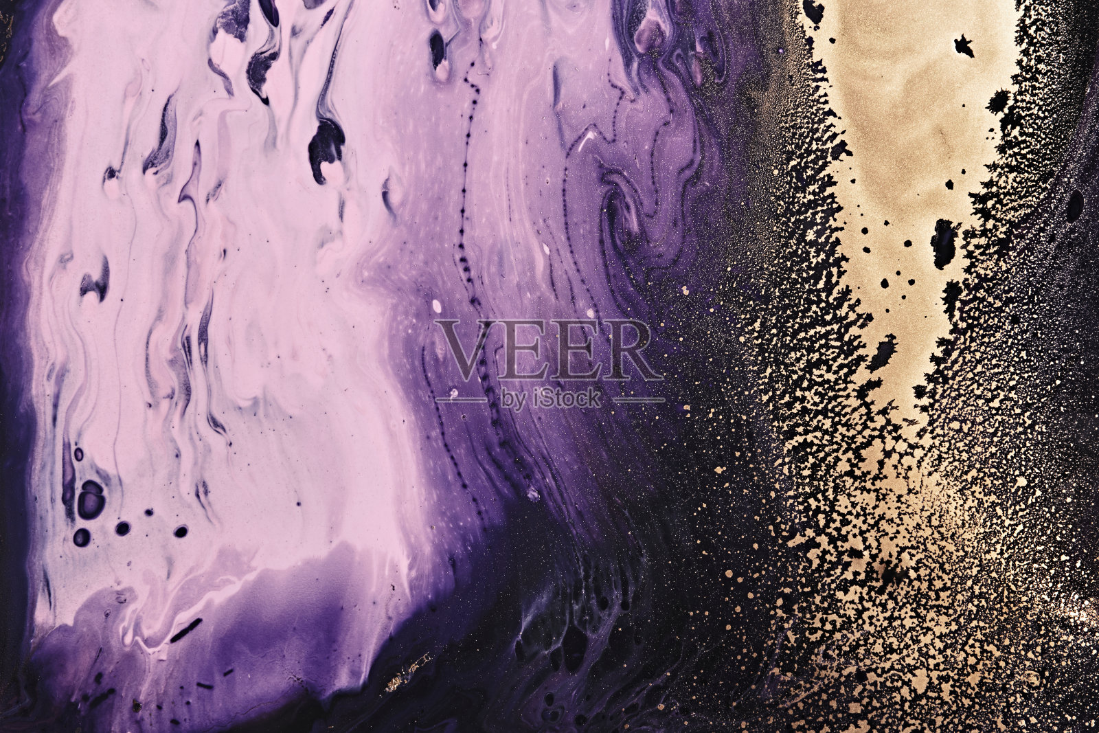 流体艺术。金属金从紫色的波浪中抽象化。大理石效果背景或纹理照片摄影图片