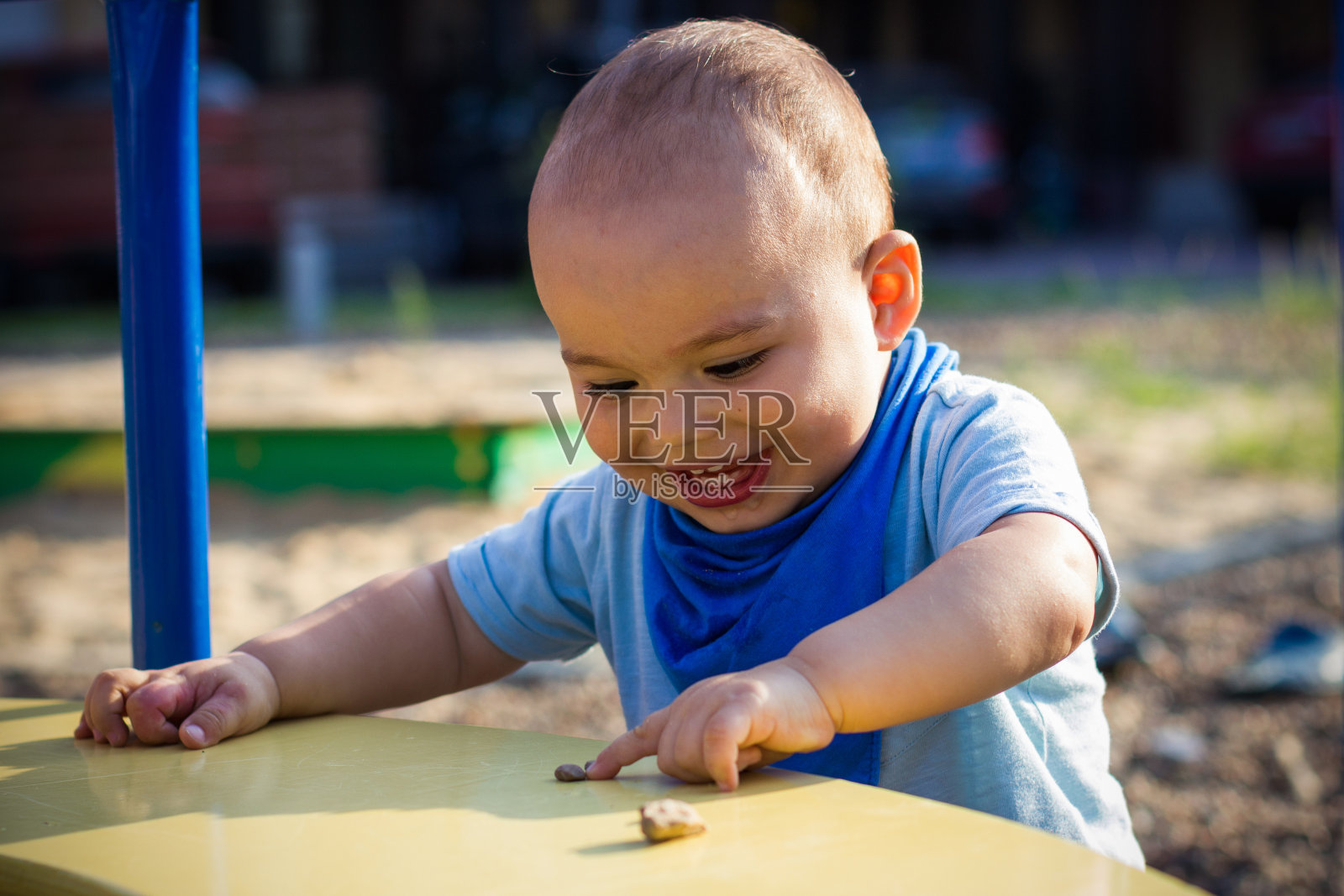 可爱的快乐微笑的婴儿男孩在儿童游乐场户外散步照片摄影图片