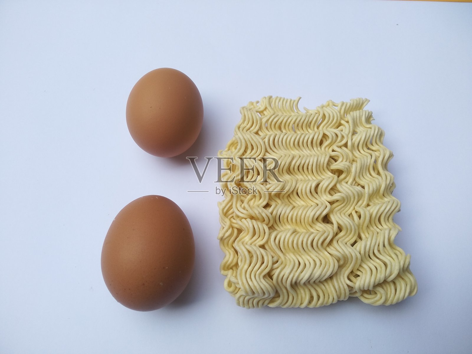 两个鸡蛋和面条照片摄影图片