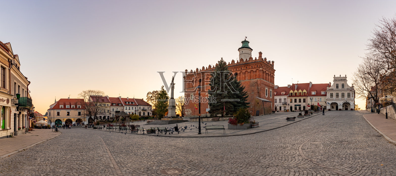 桑多米耶兹老城广场和市政厅照片摄影图片
