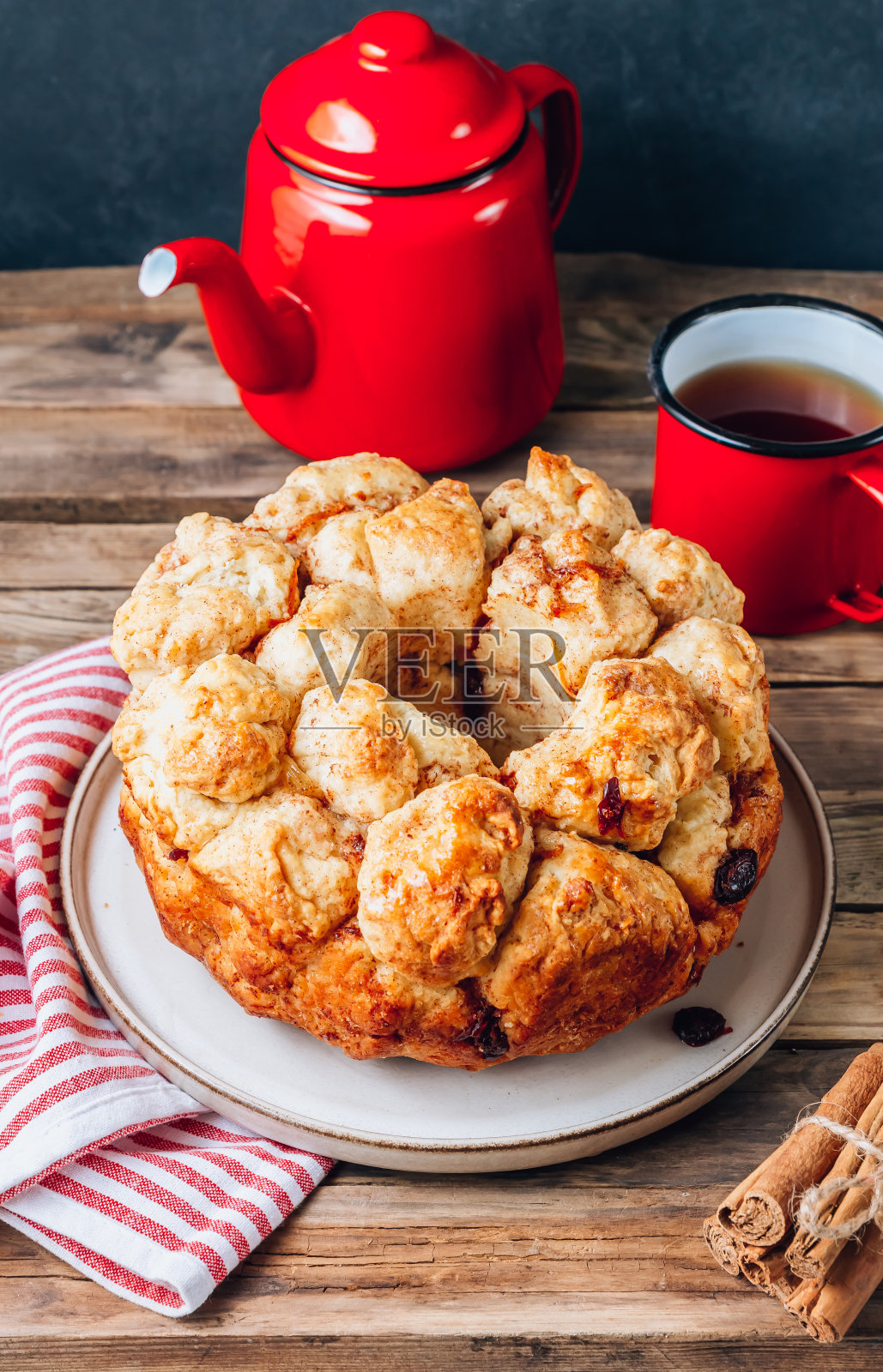 甜拉分开猴面包与橘子和蔓越莓照片摄影图片