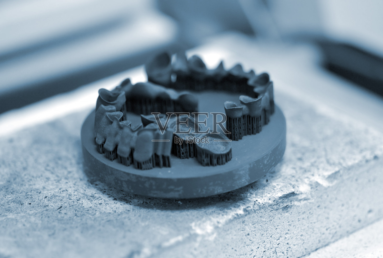 热处理同步后在金属3d打印机上打印的物体。照片摄影图片