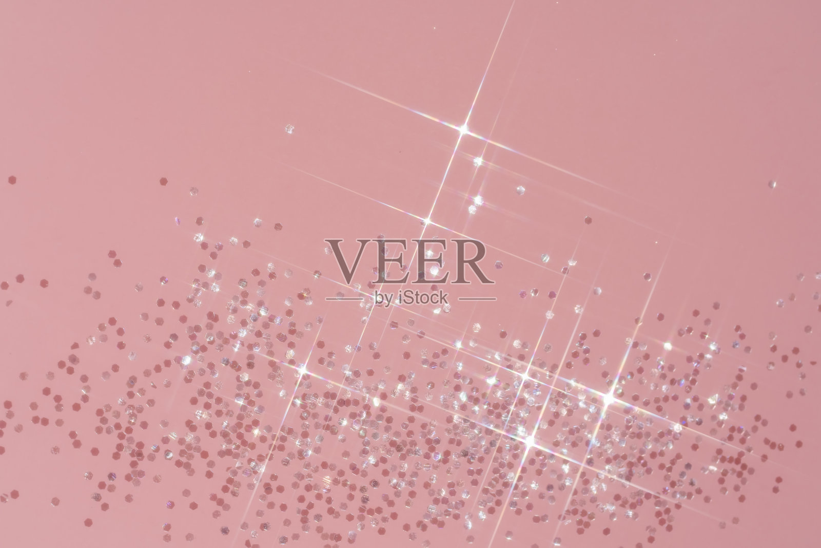 抽象的粉红色背景与闪烁的星星形状。照片摄影图片