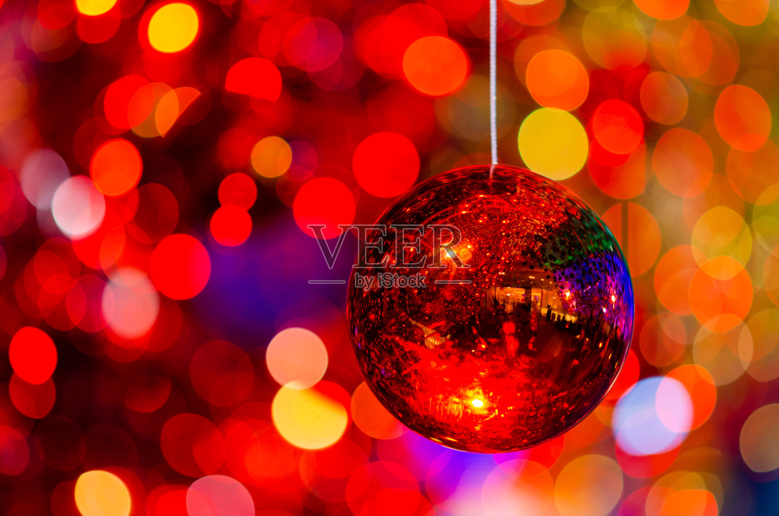 挂在圣诞节装饰的红色小饰品照片摄影图片