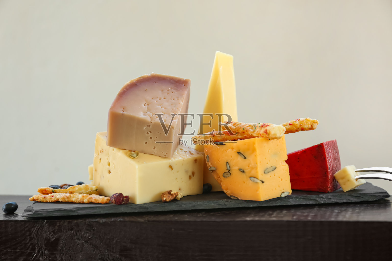 不同类型的美味奶酪在石板盘照片摄影图片