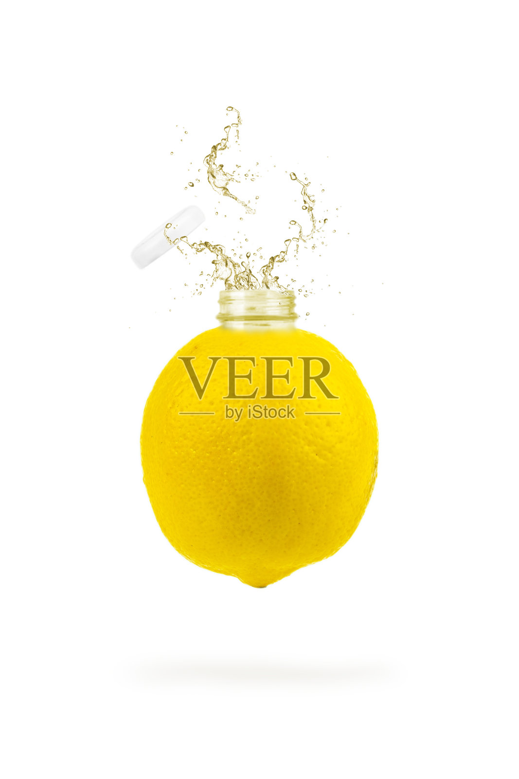 柠檬汁和新鲜柠檬瓶，盖子打开。柠檬水开瓶形式的柠檬。照片摄影图片