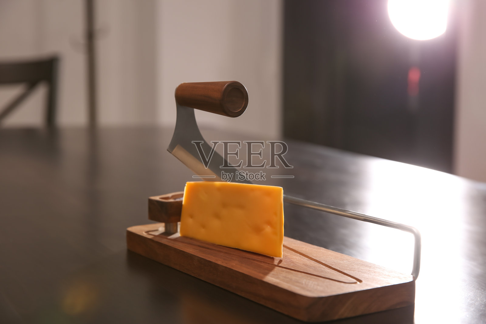 桌上有切片机和奶酪片照片摄影图片