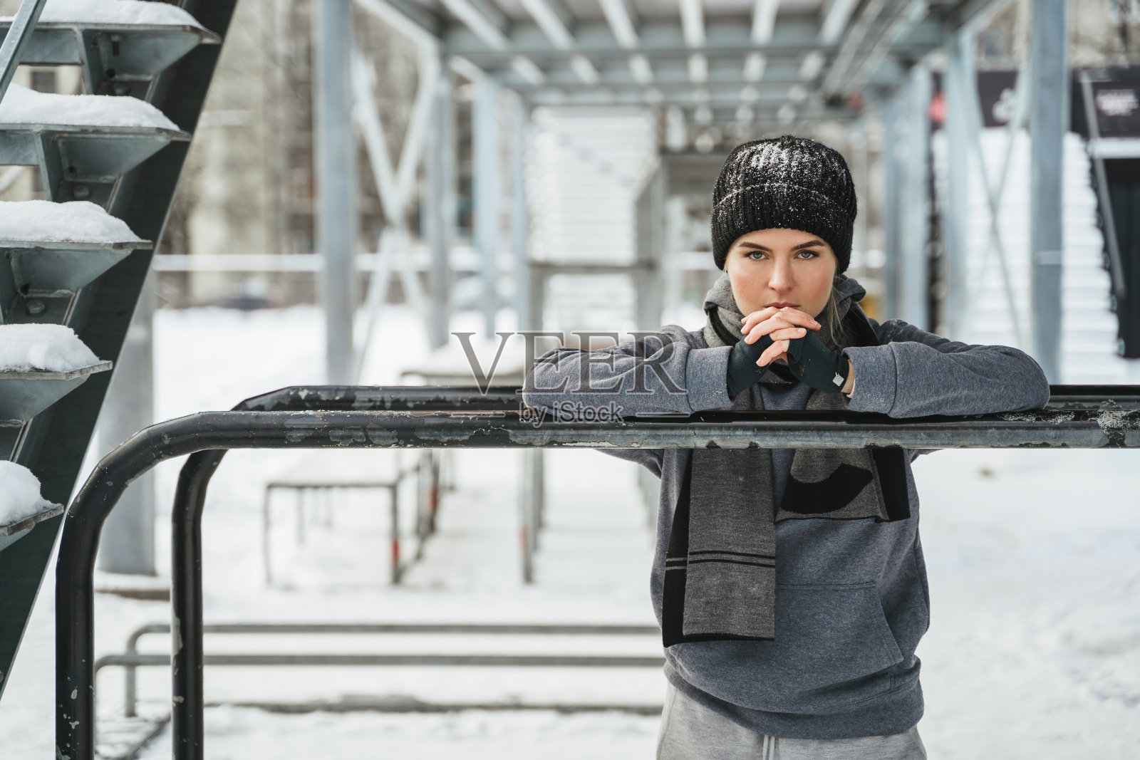 年轻的女运动员在她的冬季户外锻炼照片摄影图片