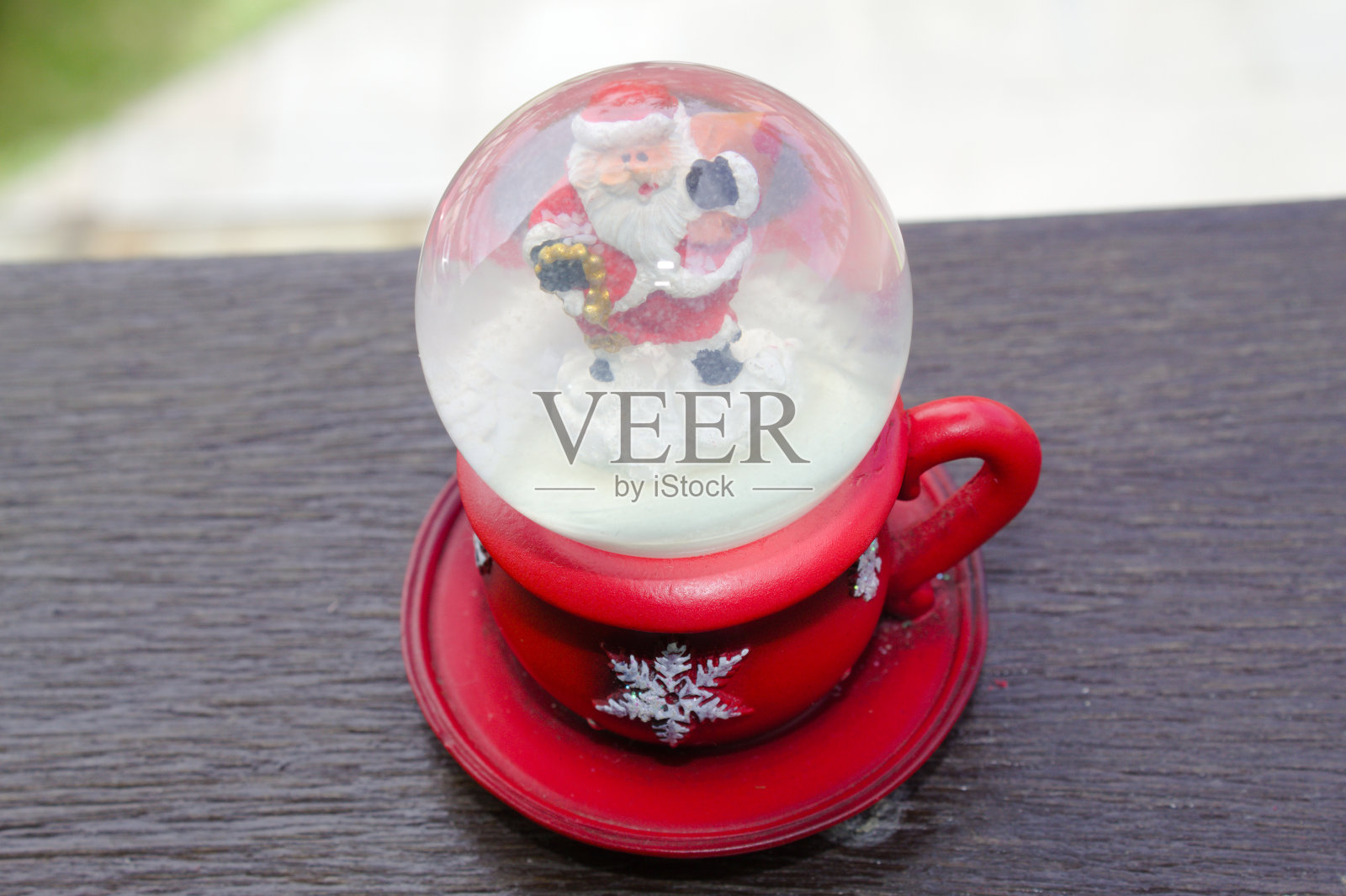 玻璃球里的圣诞老人照片摄影图片