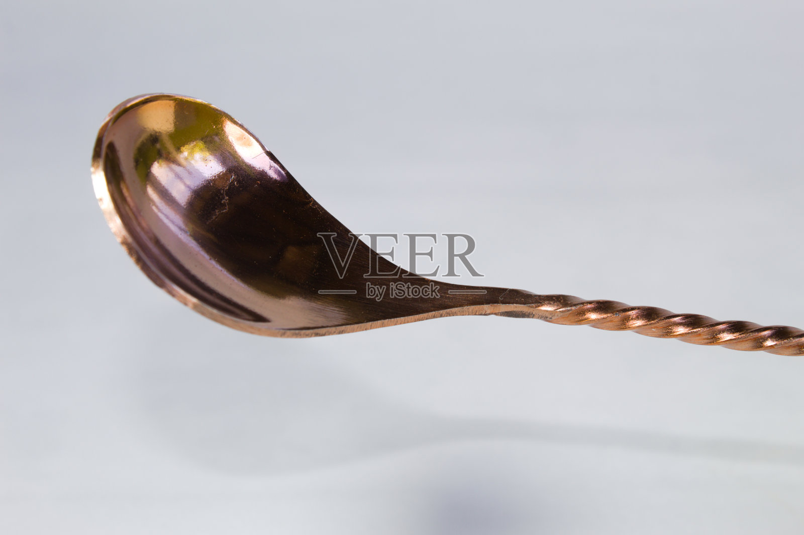 芭蕾舞演员用来准备金属饮料的勺子照片摄影图片