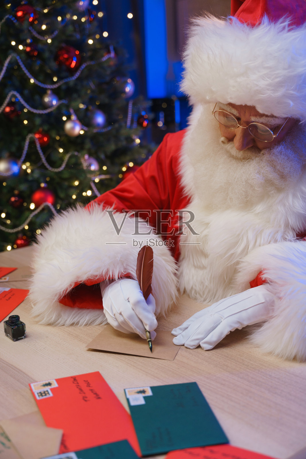 圣诞老人正在给信封签名照片摄影图片