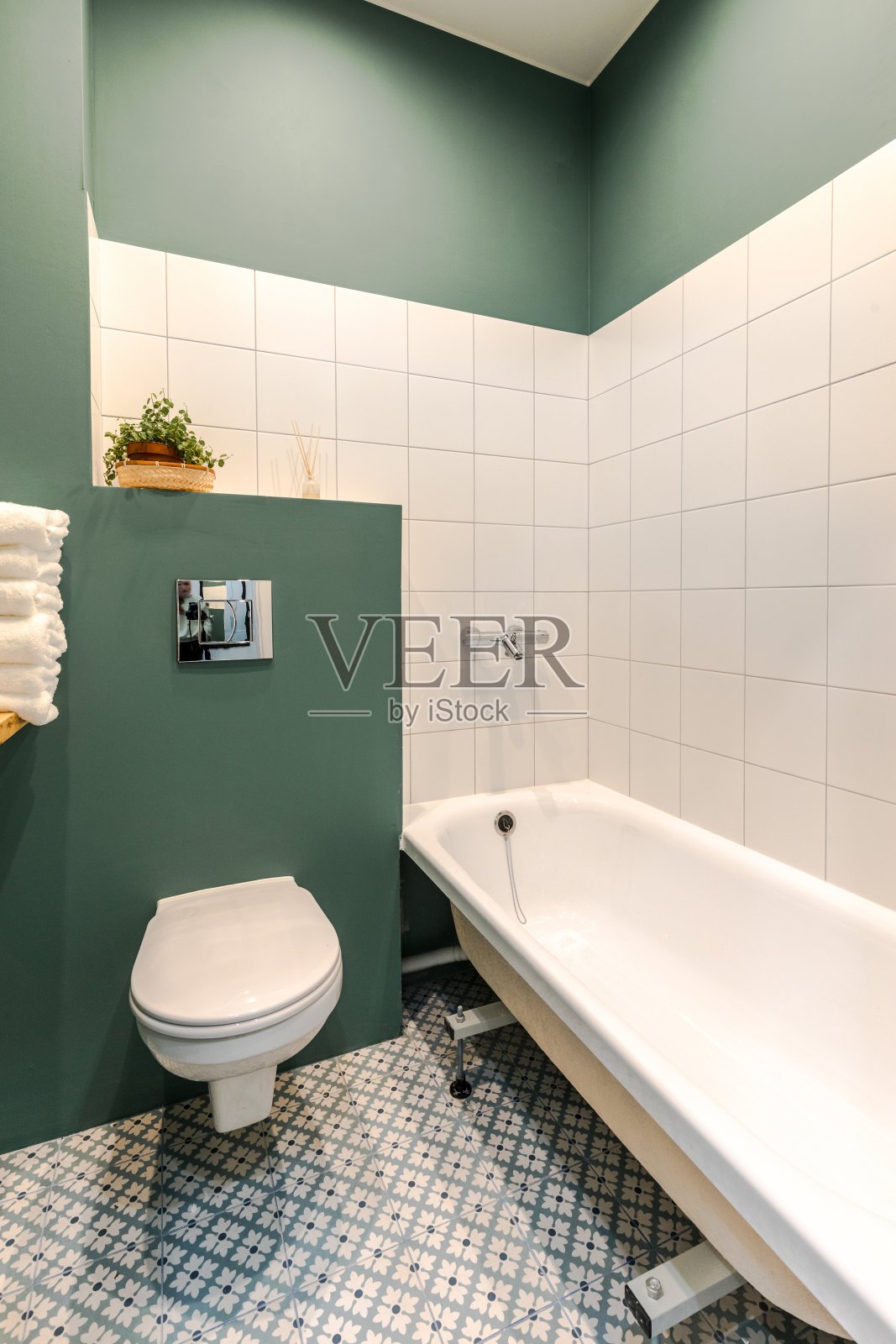 简约优雅的浴室设计以苦艾绿色为颜色，安装，白色浴缸。潮湿室内用墙漆照片摄影图片