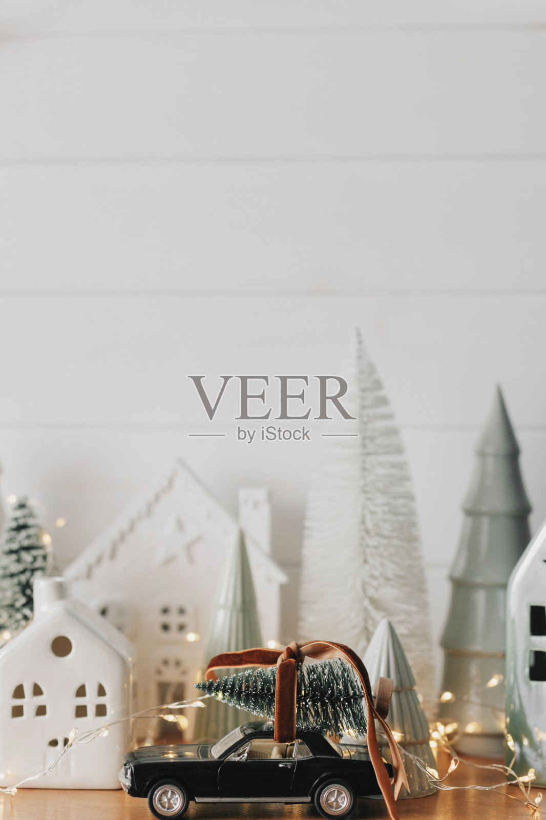 圣诞快乐，新年快乐!圣诞场景，微型度假村和带树的汽车照片摄影图片