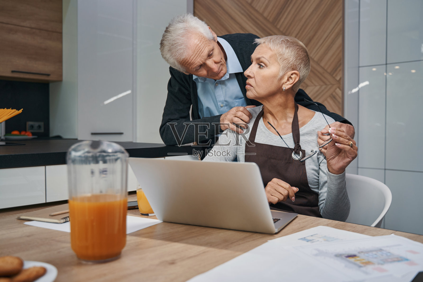 细心的时尚女性正在倾听她的伴侣照片摄影图片