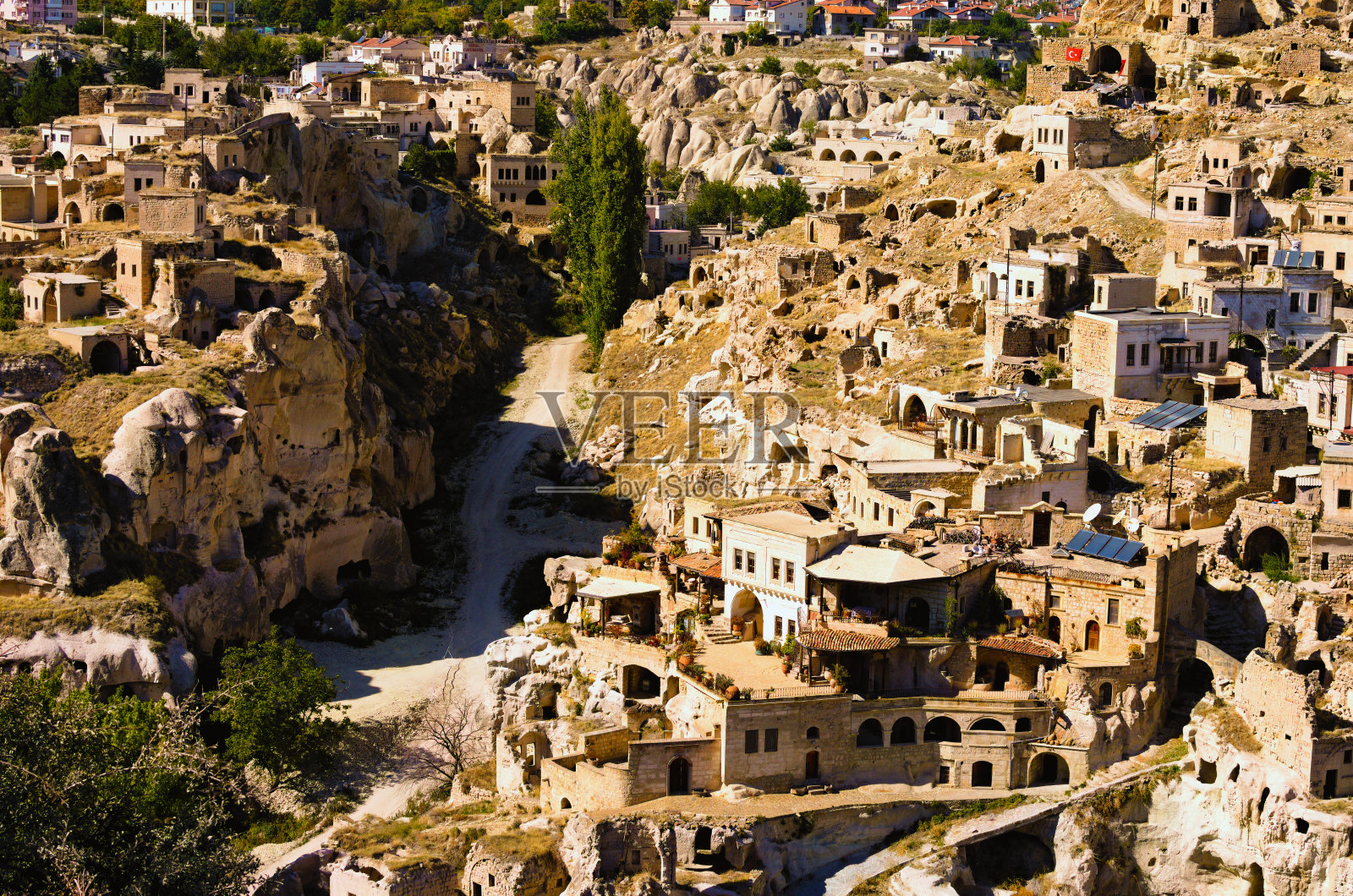 奥塔希萨尔洞窟古城的美妙全景。蓝色的天空背景。土耳其热门旅游目的地。联合国教科文组织世界遗产。秋高气爽全景照片摄影图片