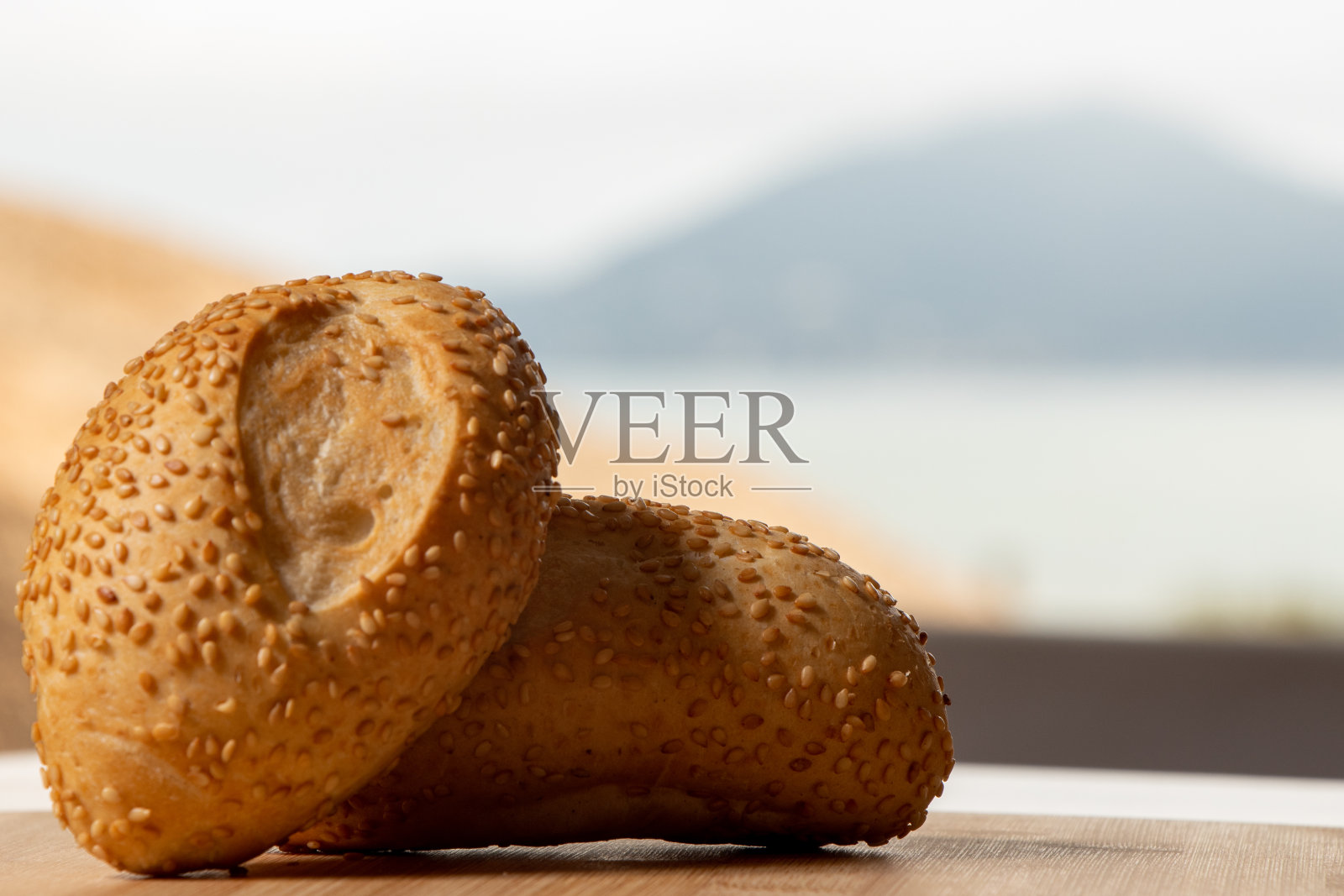 有各种面包的美味大餐照片摄影图片