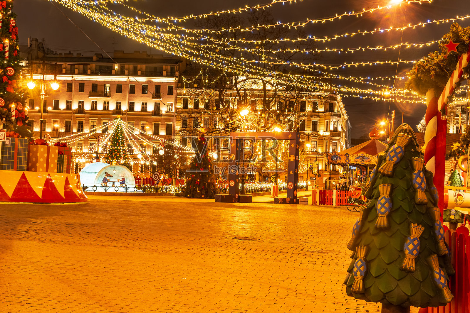 新年前，圣彼得堡的街道和公园都装饰上了节日的装饰品。照片摄影图片