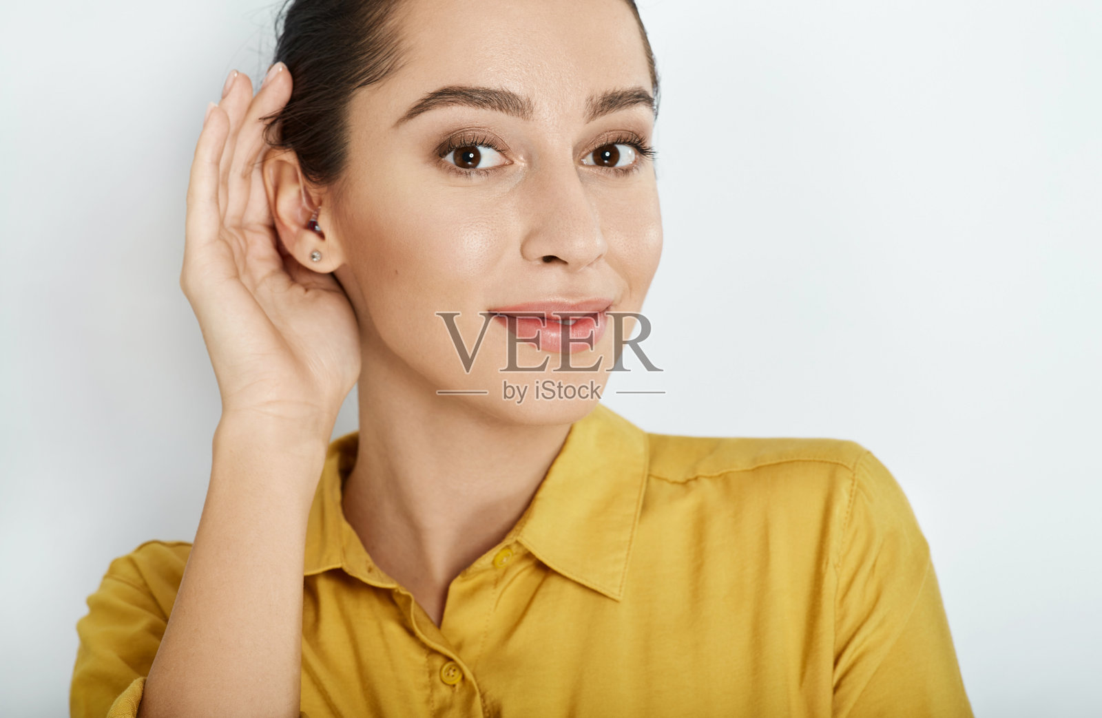 听力妇女用手靠近耳朵进行听力检查。听力测试的概念照片摄影图片