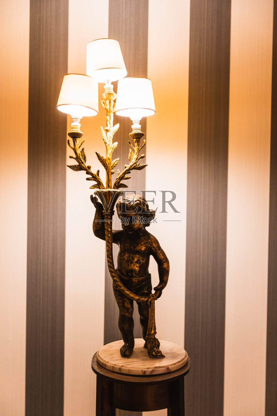 灯的形状是一个孩子拿着灯的雕塑照片摄影图片