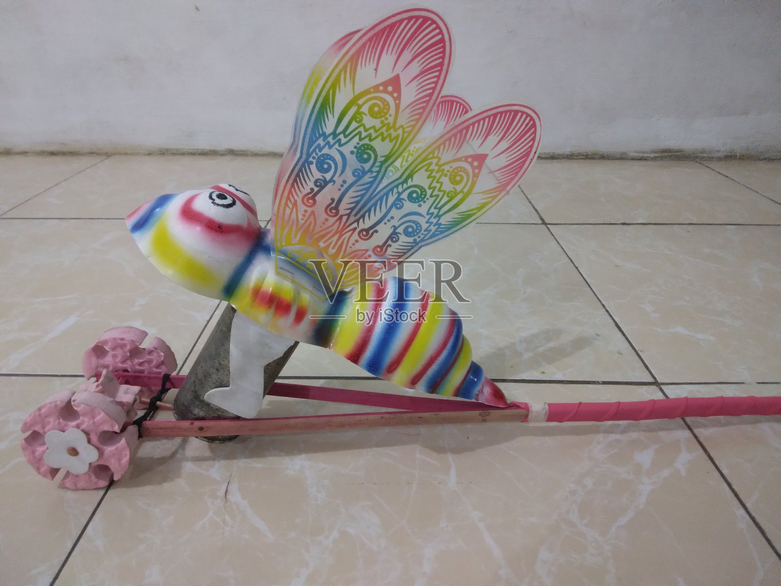 用塑料瓶和橡胶凉鞋做成的蜻蜓玩具照片摄影图片