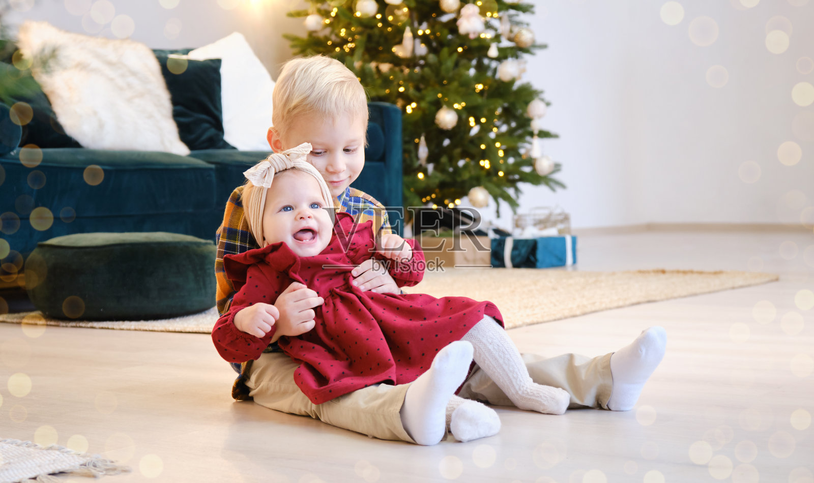 有趣的孩子们在圣诞房间里玩耍照片摄影图片