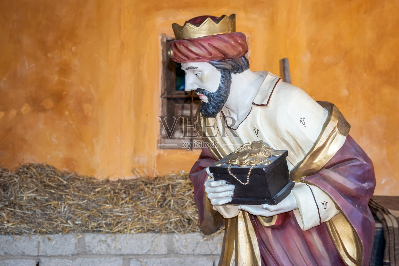 东方梅尔乔的魔术师国王，在诞生的那天，在巴拉多利德城的公共伯利恒扛着一个装满金子的箱子照片摄影图片